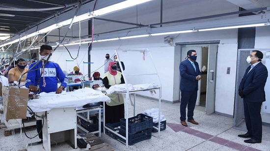 رئيس الوزراء عقب زيارته للمصانع بالإسماعيلية: نتابع تكليفات الرئيس بتنفيذ إجراءات الوقاية للعمال
