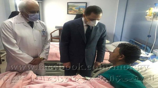 وزير الداخلية يزور أبطال الشرطة المصابين في حادث خلية الأميرية الإرهابية 