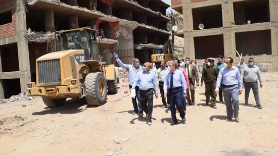 محافظ المنيا يتابع أعمال إزالة عدد من الأبراج المخالفة بمنطقة أبو فليو شرق النيل