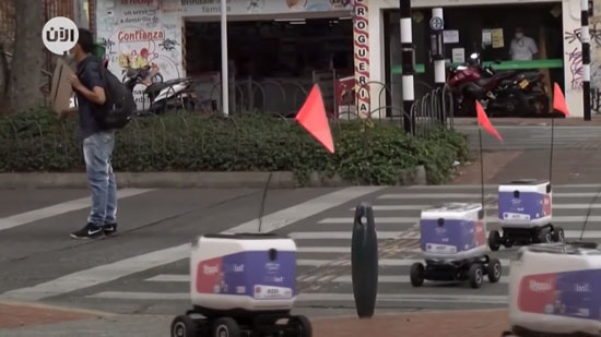  فيديو .. روبوتات تسير في الشوارع لتوصيل الطعام إلى المنازل للتصدي لفيروس كورونا 