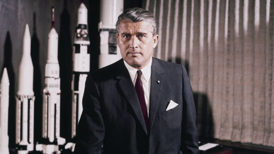  فون براون .. عبقري صناعة الصواريخ .. نقل أول رائد فضاء إلى القمر .. ورغم عمله مع النازي 