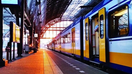 سكك حديد هولندا تدرس إلزام الركاب بحجز المقاعد مسبقا بسبب كورونا
