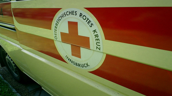  الرئيس النمساوي يرتدي ملابس الصليب الاحمر ويرافق احدى الحالات الى المستشفي 