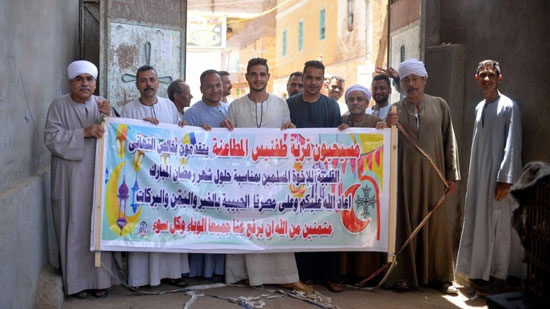  بالصور.. أقباط قرية بالأقصر يعلقون لافتة تهنئة بشهر رمضان