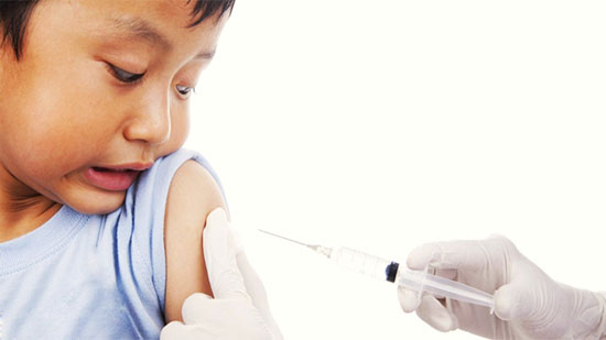 الخوف من الحقن.. 5 طرق بسيطة لتقليله وتخفيف آلام التطعيم للأطفال