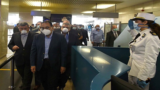  رئيس الوزراء يتفقد صالات السفر والوصول بمطار القاهرة للاطمئنان على تطبيق الإجراءات الوقائية
