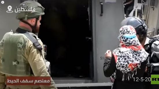  فيديو .. الجيش الإسرائيلي يعتقل طفلة فلسطينية بالضفة الغربية بعد مقتل 