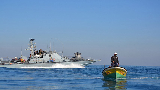 البحرية الإسرائيلية تصيب صياد فلسطيني برصاصة في رأسه
