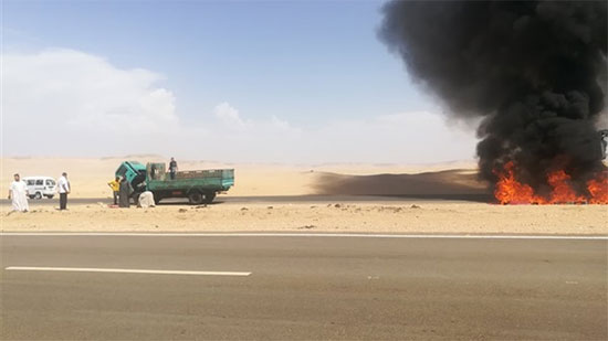 تفحم سيارة ربع نقل على الطريق الصحرواي بقنا