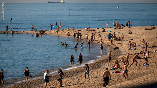 الفوضى تجتاح شواطئ أوروبا مع ارتفاع درجات الحرارة.. هل يهدد ذلك بموجة ثانية لكورونا؟