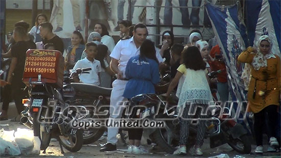 ضابط شرطة يتدخل لفض تجمعات المواطنين في أول أيام عيد الفطر