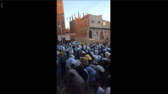 ضربوا بتوجيهات الإفتاء عرض الحائط.. أهالي أوسيم يؤدون صلاة العيد في الشارع.. فيديو