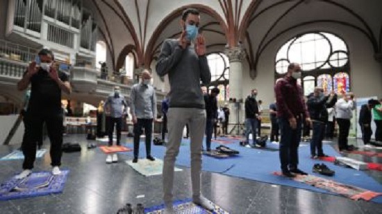 حضور لافت للجاليات العربية فى اول صلاة جمعة في فيينا بعد 3 أشهر من غلق المساجد 
