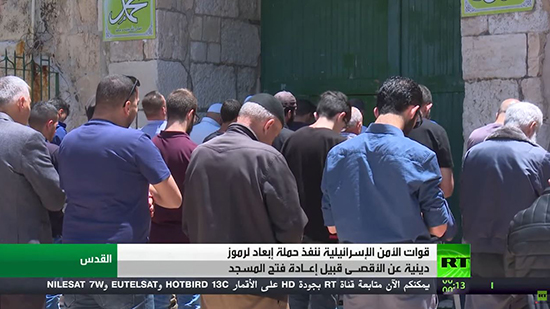 فيديو .. قوات الأمن الإسرائيلية تبعد الرموز الدينية عن المسجد الأقصى