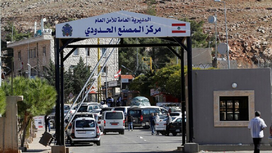 لبنان يفتح مؤقتا حدوده مع سوريا