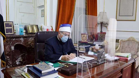 وزير الأوقاف يستعين بـ«حاجز مكتب» للوقاية من عدوى كورونا (صور)