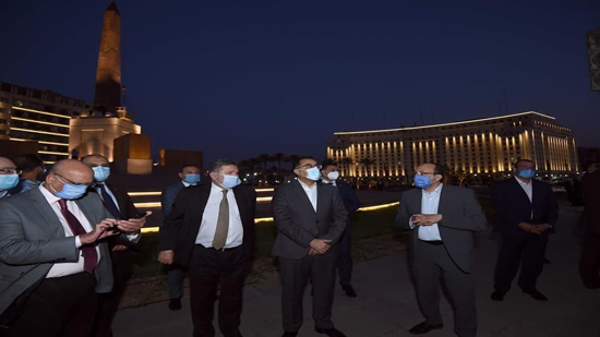 رئيس الوزراء يتفقد المرحلة النهائية لمشروع إضاءة ميدان التحرير