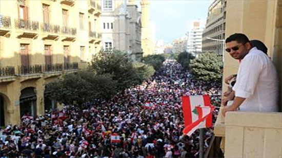 توتر في ساحة الشهداء وسط بيروت...ومتظاهرون يرمون عناصر الجيش اللبناني بالحجارة
