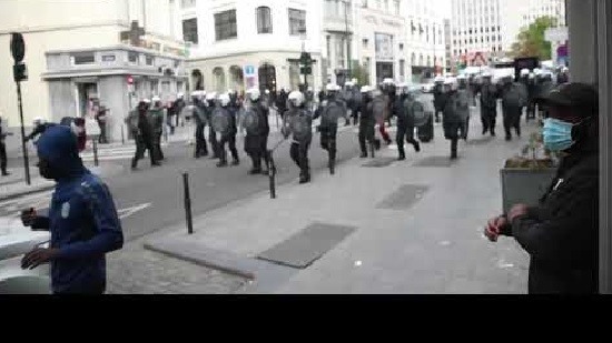 فيديو .. شرطة بروكسل تتصدى لمسيرة تحولت لأعمال شغب ونهب ردا على مقتل جورج فلويد 
