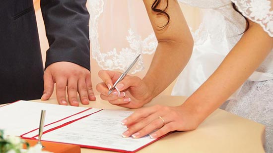الحكومة: إيقاف عقود الزواج لمدة عام بداية من يوليو المقبل 