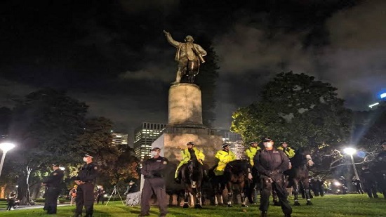  تمثال جيمس كوك فى حراسة شرطة نيو ساوث ويلز بأستراليا