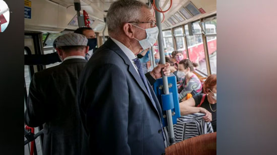بالفيديو الرئيس النمساوي يستقل المواصلات العامة عائدا لمنزله 