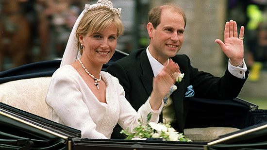 في مثل هذا اليوم.. الأمير إدوارد يتزوج من صوفي رايز جونز في قلعة وندسور