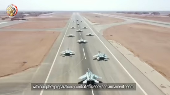  بالفيديو.. الجيش المصري قوة كبيرة وقواعد عسكرية ضخمة
