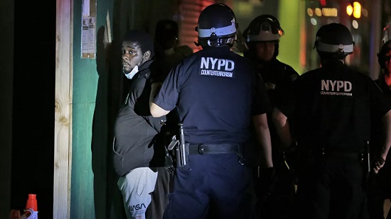 إيقاف ضابط شرطة في نيويورك لاستخدامه 