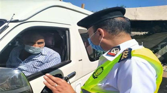  إتخاذ الإجراءات القانونية تجاه 3329 سائق نقل جماعى لعدم الإلتزام بإرتداء الكمامات 
