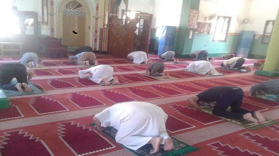  بالصور .. رواد المساجد يظهرون وعيا غير مسبوق بقيامهم بالوضوء في المنزل وإحضار السجادة الخاصة بالصلاة 
