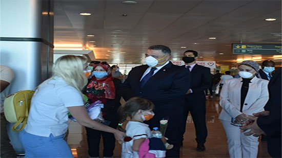 محافظ البحر الأحمر يستقبل أول طائرة سياحة خارجية بالورود.. والسياح: شكرًا مصر لحفاوة الاستقبال