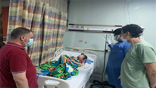 بالصور.. فريق طبي يجري عملية دقيقة لطفل مصاب بكورونا ببني سويف