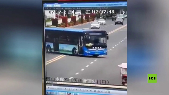  فيديو .. كارثة مقتل أكثر من 20 شخص في سقوط حافلة ببحيرة غرب الصين
