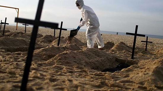 نشطاء من منظمة «ريو دي باز» بالبرازيل يحفرون 100 قبر رمزي لضحايا فيروس كورونا على شاطئ كوباكبانا 