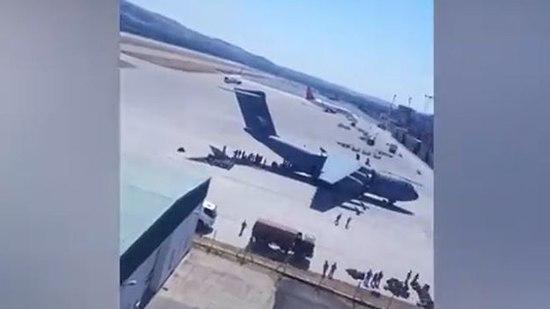  شاهد أول فيديو لطائرة شحن تركية تنقل مرتزقة لليبيا