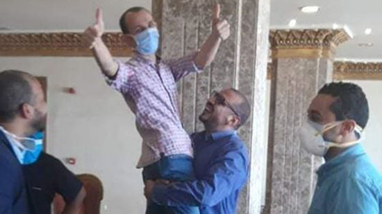مدير العزل الصحى بالمدينة الشبابية بالطود يرقص فرحاً بخلو المدينة من مصابى كورونا