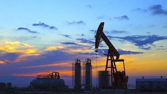النفط ينخفض بسبب خوف المستثمرين من قلة الطلب نتيجة كورونا
