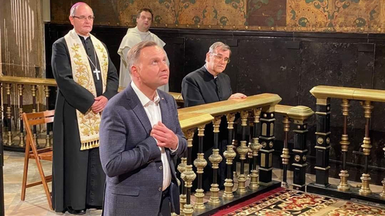  رئيس بولندا يذهب للكنيسة ويجثو على قدميه شاكرا الرب و السيدة العذراء 