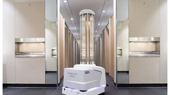 احتياطات مشددة.. مطار يستخدم روبوتات بالأشعة فوق البنفسجية للوقاية من كورونا