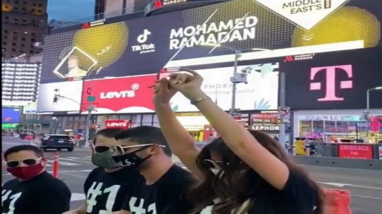 فيديو .. أغنية محمد رمضان الجديدة تهز أشهر ميادين أمريكا