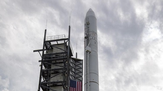 الولايات المتحدة تطلق صاروخا يحمل أربعة أقمار صناعية تجسسية