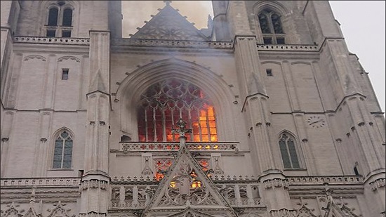 السيطرة على حريق كاتدرائية نانت غرب فرنسا