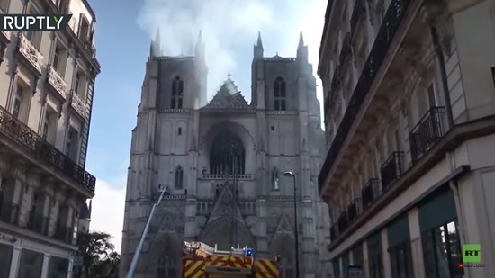 بالفيديو.. حريق داخل إحدى أكبر كنائس فرنسا والسلطات تشتبه بعمل إجرامي