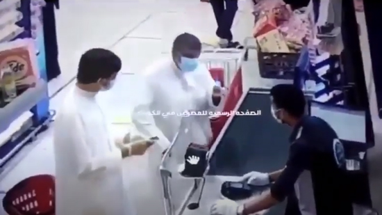 بالفيديو.. إهانة مواطن مصري بالكويت وصفعه على وجهه 3 مرات