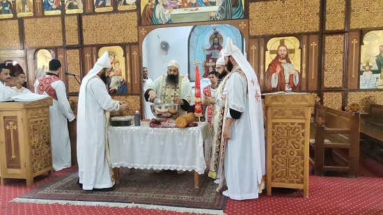  الأنبا زوسيما يحتفل بعيد أمير الشهداء مارجرجس بكرمة الرسل بأطفيح
