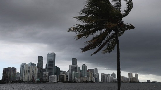 إعصار أيساياس يستعيد شدته ليضرب فلوريدا