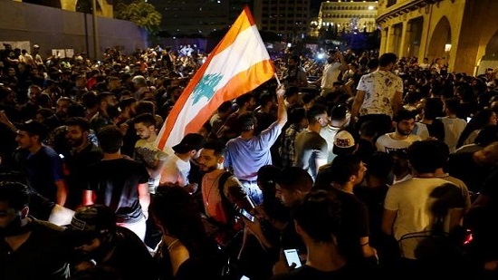 متظاهرون يحاولون اقتحام محيط البرلمان اللبناني