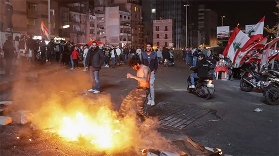 اندلاع حرائق في بيروت بسبب الاشتباكات بين المتظاهرين والأمن