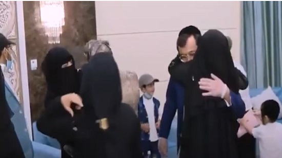  فيديو.. الإمارات تجمع شمل عائلة يمنية يهودية بعد فراق 15 عامًا